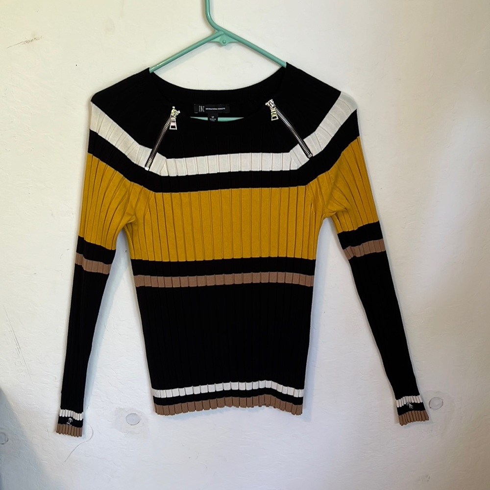Unfortunately this color doesn’t suit me very well. It’s in great condition.